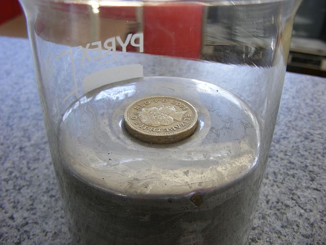 Moneda flotando en mercurio