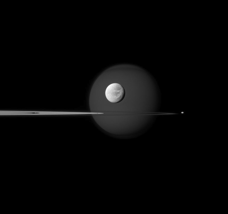 Dione frente a Titán
