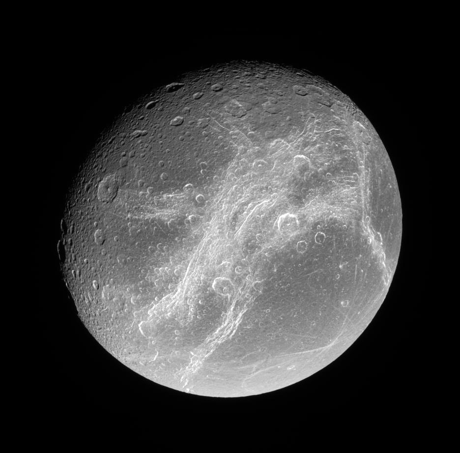 Surcos de Dione vistos por Cassini