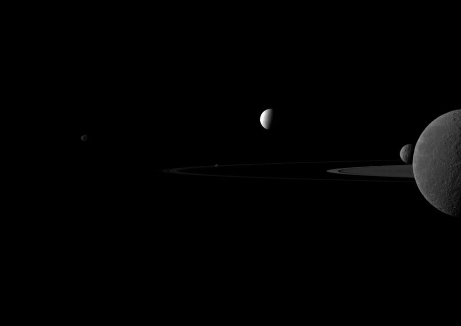Varias lunas de Saturno