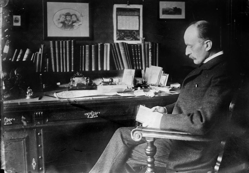 Max Planck en su despacho