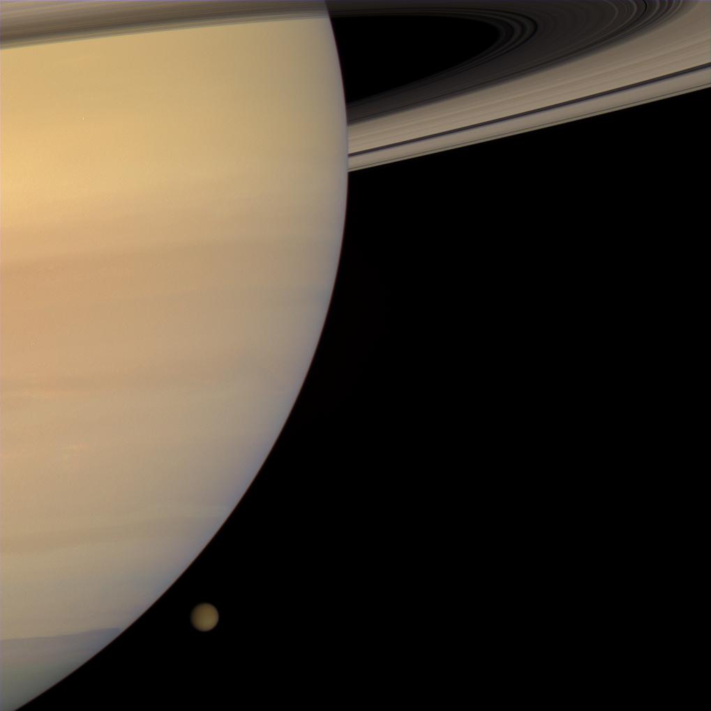 Titán orbitando Saturno