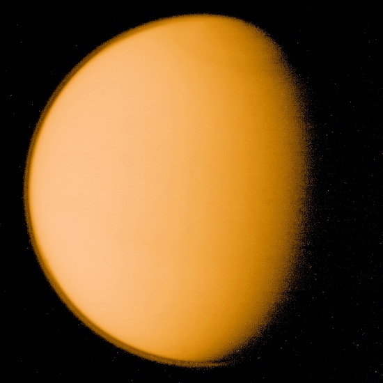 Titán, por Voyager 1