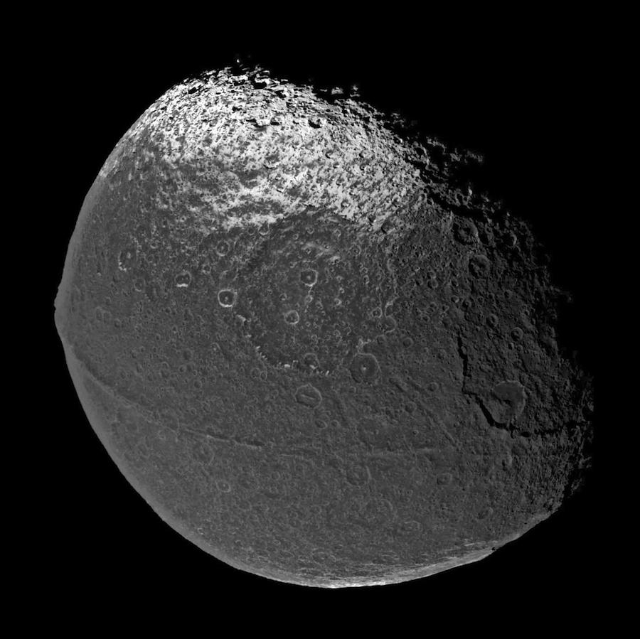 Jápeto, fotografiada por Cassini