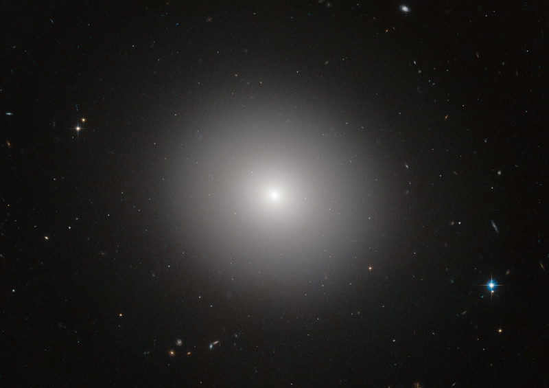 La galaxia E1 IC-2006 a 62 millones de años luz